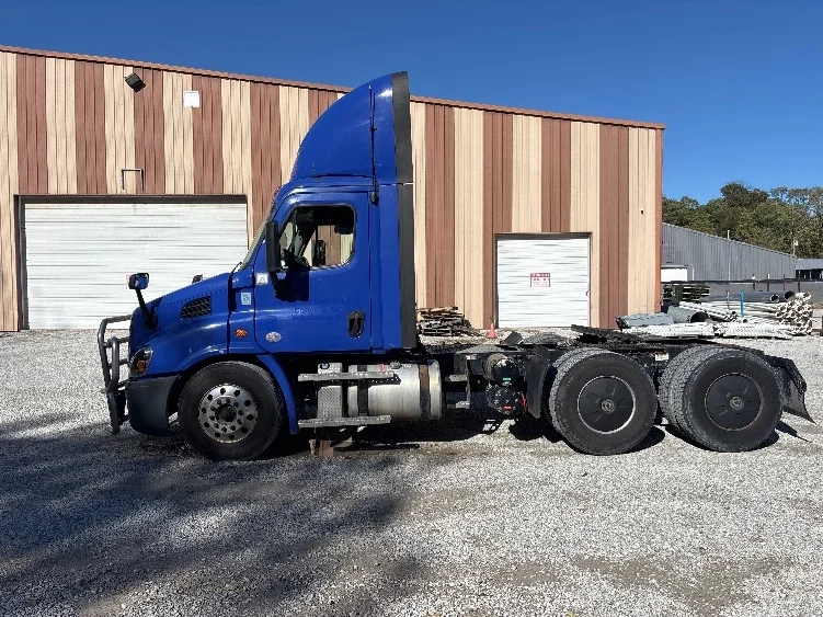 2020 Freightliner Cascadia in South Bend, IN — photo 4