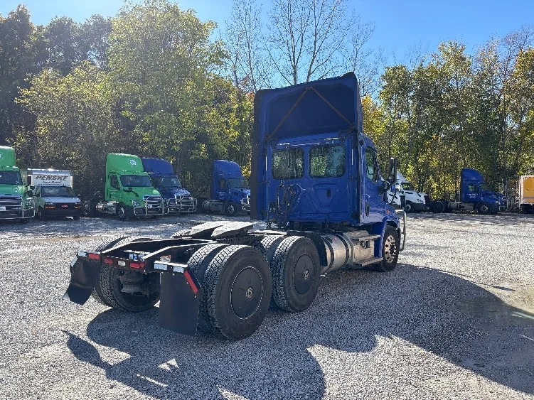 2020 Freightliner Cascadia in South Bend, IN — photo 7