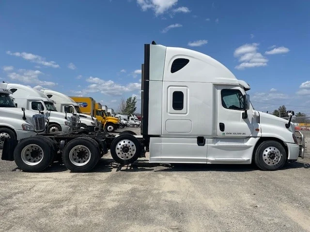 2017 Freightliner Cascadia - image 7
