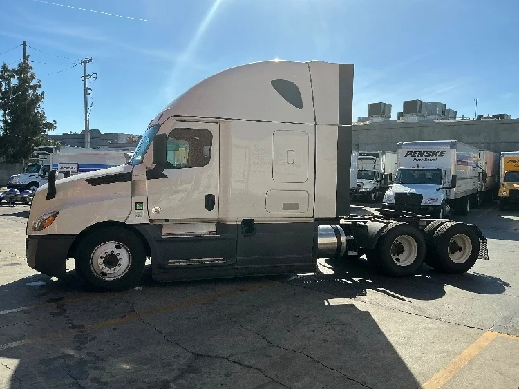 2023 Freightliner Cascadia in Torrance, CA — photo 4