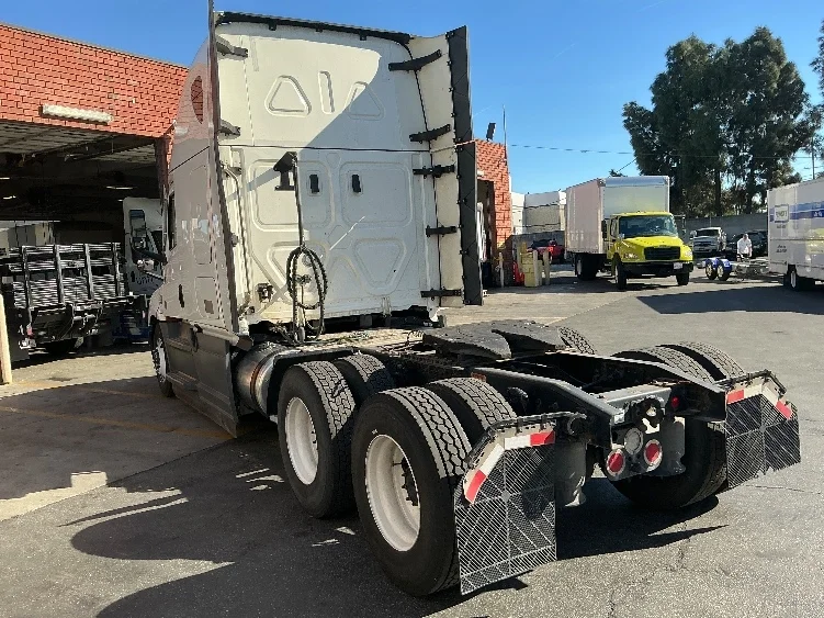 2023 Freightliner Cascadia in Torrance, CA — photo 5