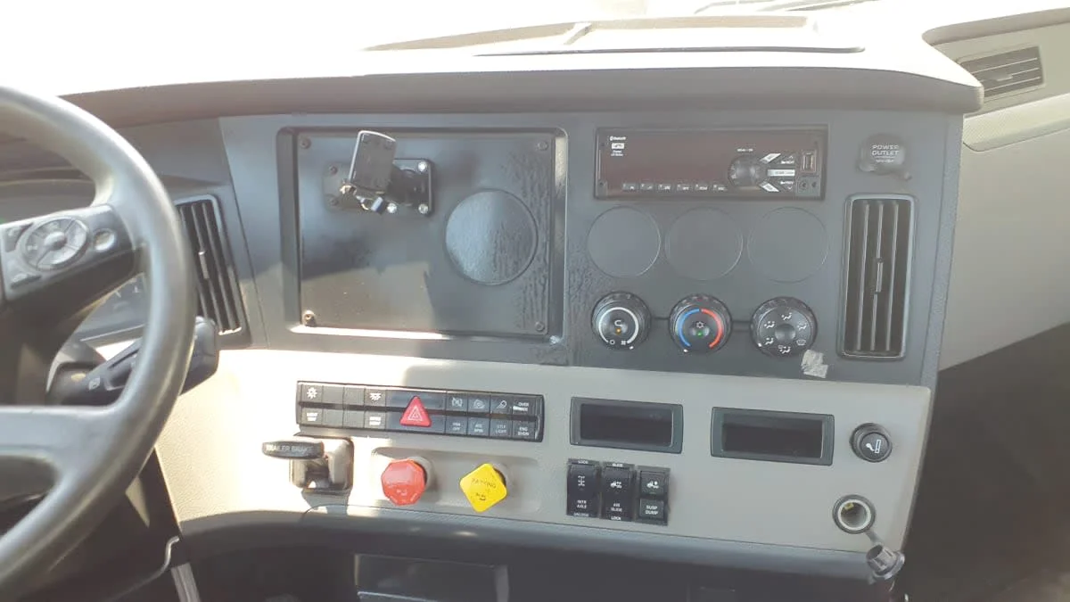 2020 Freightliner Cascadia in Springfield, MA — photo 7