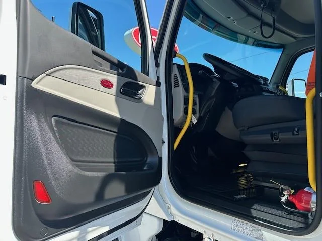 2027 Peterbilt 567 - image 10