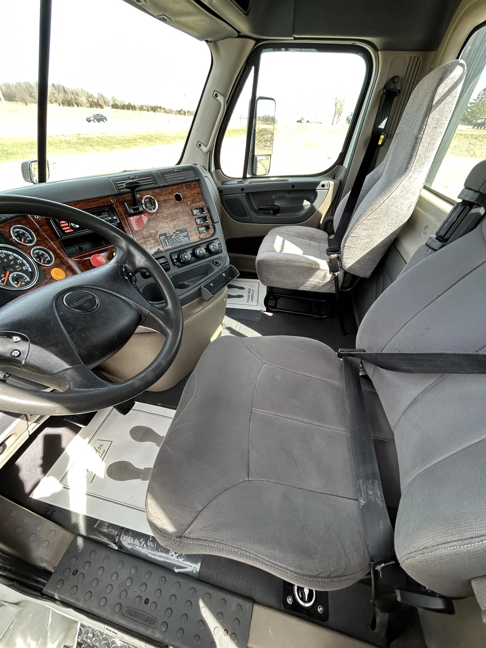 2015 Freightliner Cascadia in Sioux Falls, SD — photo 8