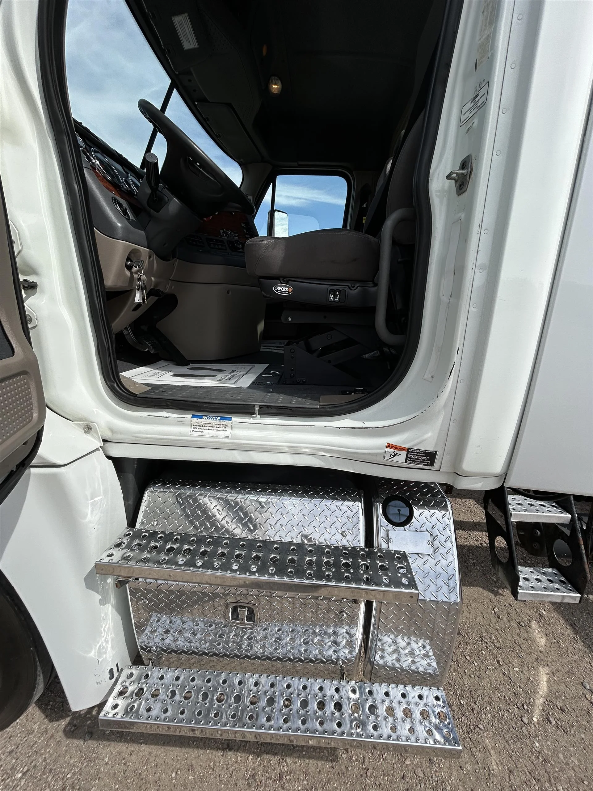 2015 Freightliner Cascadia in Sioux Falls, SD — photo 7