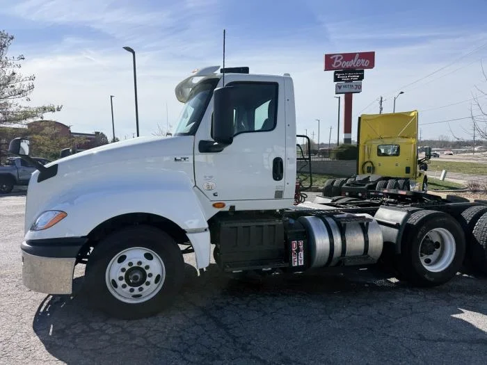 2020 International LT - image 3