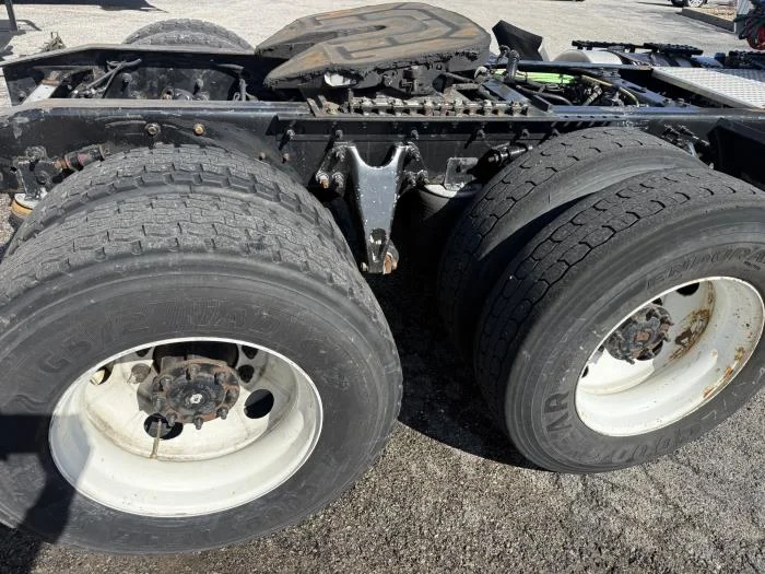 2020 International LT - image 7