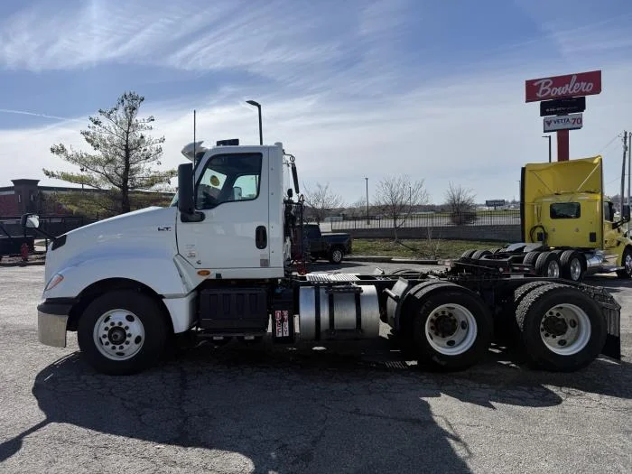 2020 International LT - image 4