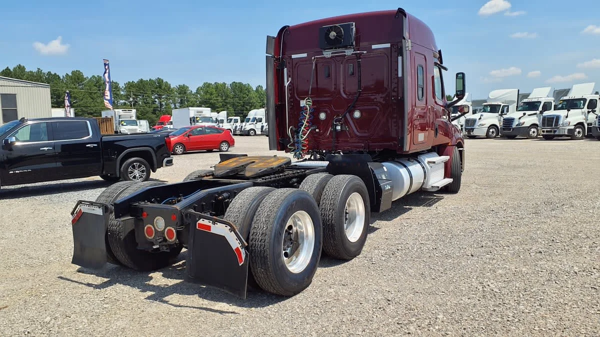 2020 Freightliner Cascadia in Birmingham, AL — photo 4