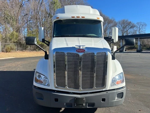 2021 Peterbilt 579 in Charlotte, NC — photo 2