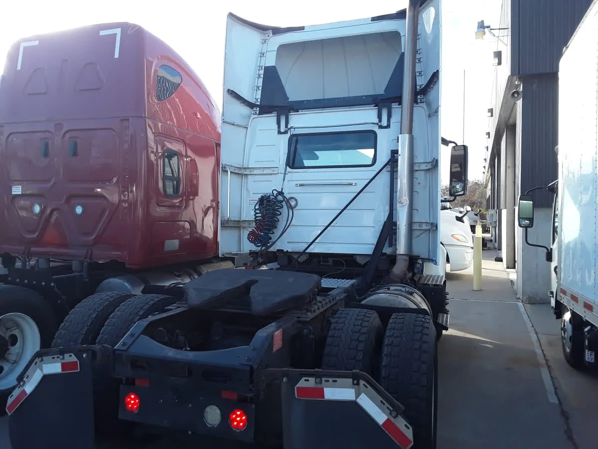 2019 Volvo VNR 660 in Kansas City, MO — photo 5