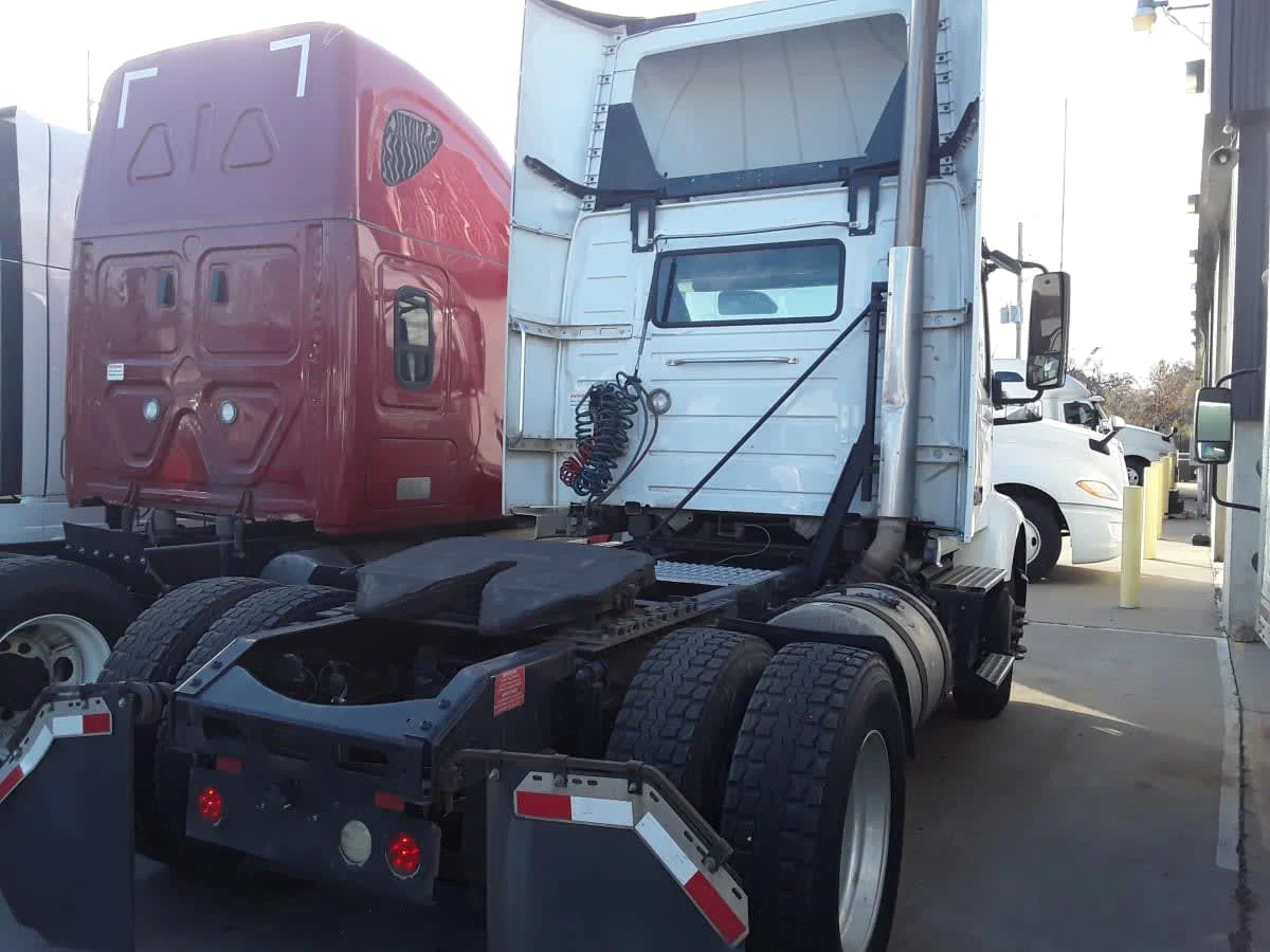2019 Volvo VNR 660 in Kansas City, MO — photo 4