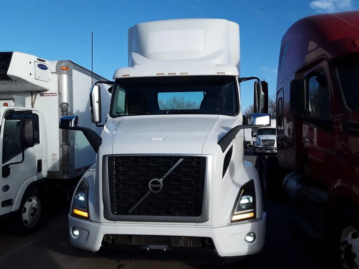 2019 Volvo VNR 660 in Kansas City, MO — photo 2