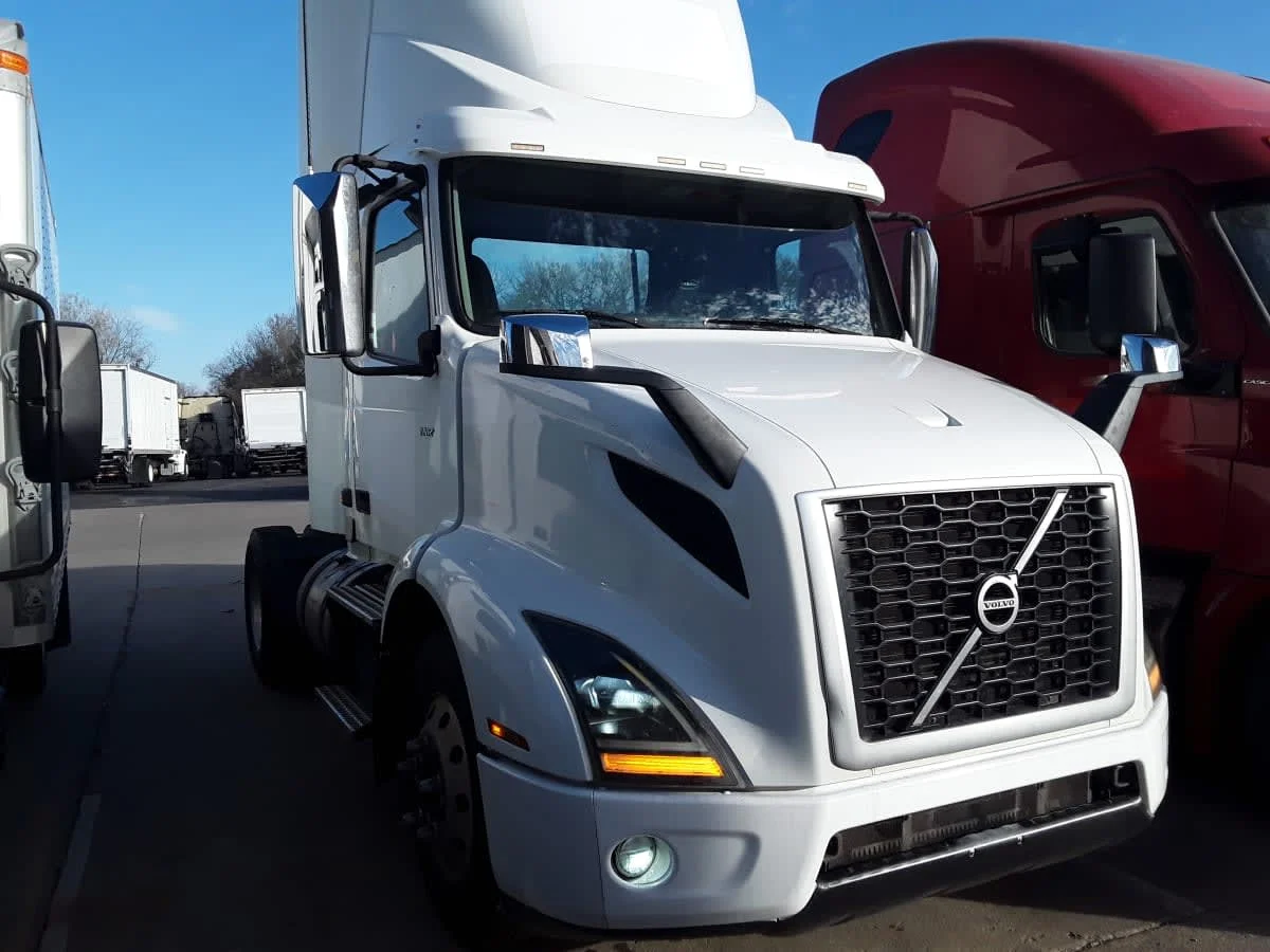 2019 Volvo VNR 660 in Kansas City, MO — photo 3