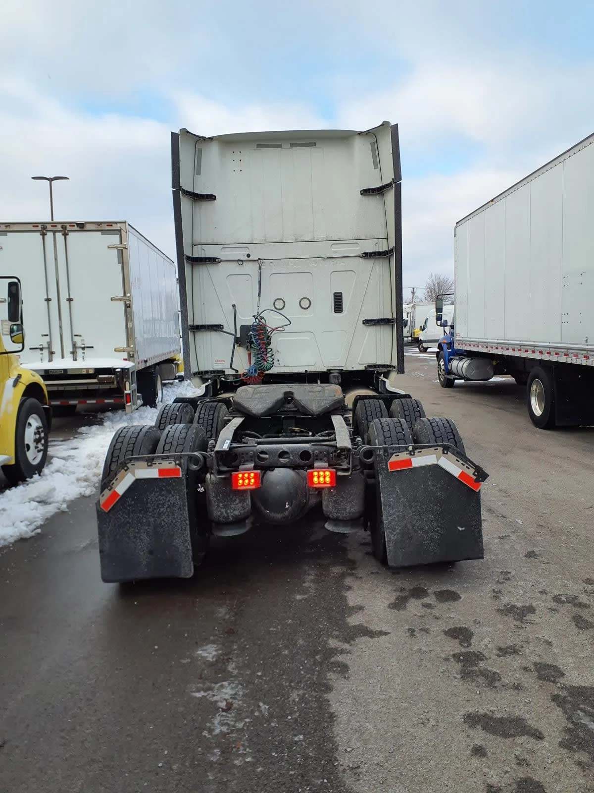 2020 International LT - image 5