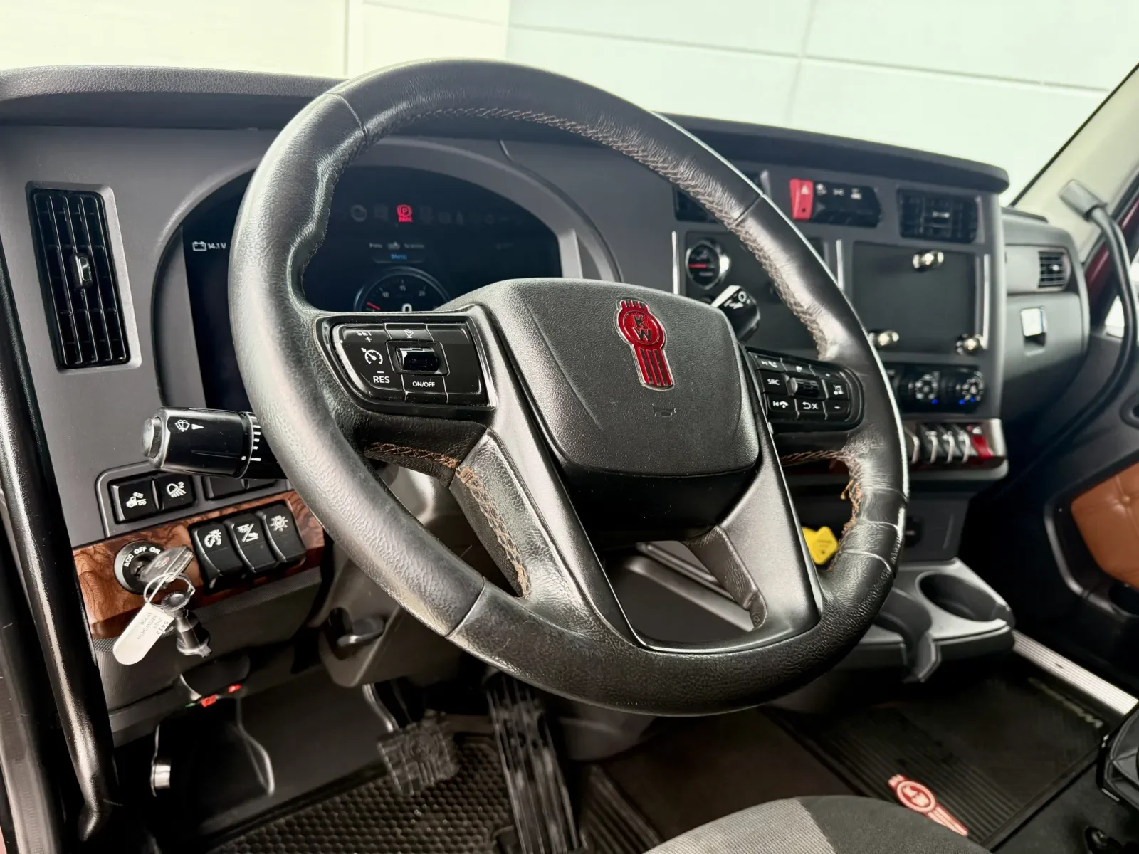 2024 Kenworth W990 - image 15