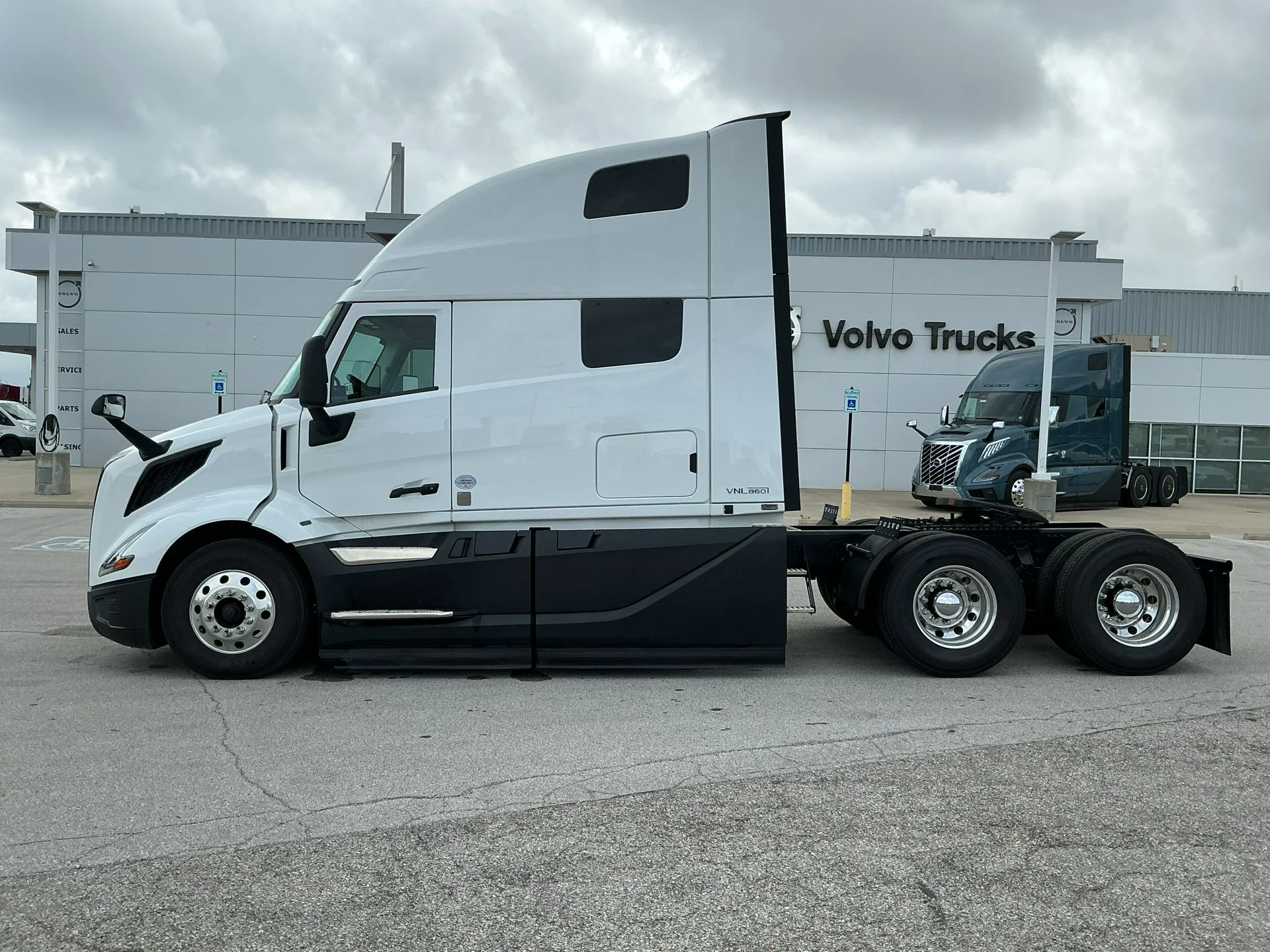 2026 Volvo VNL 860 in Indianapolis, IN — photo 8