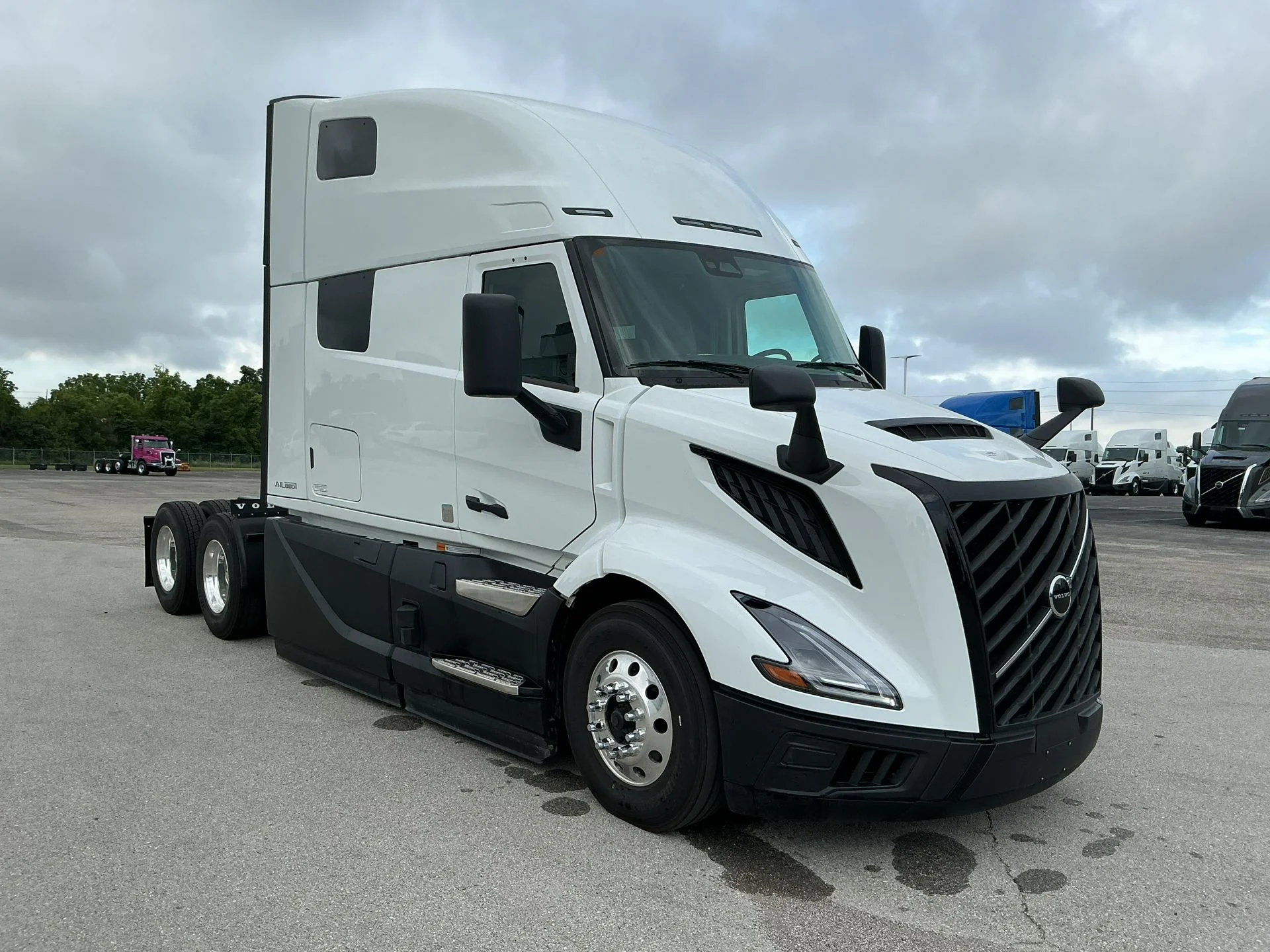 2026 Volvo VNL 860 in Indianapolis, IN — photo 3