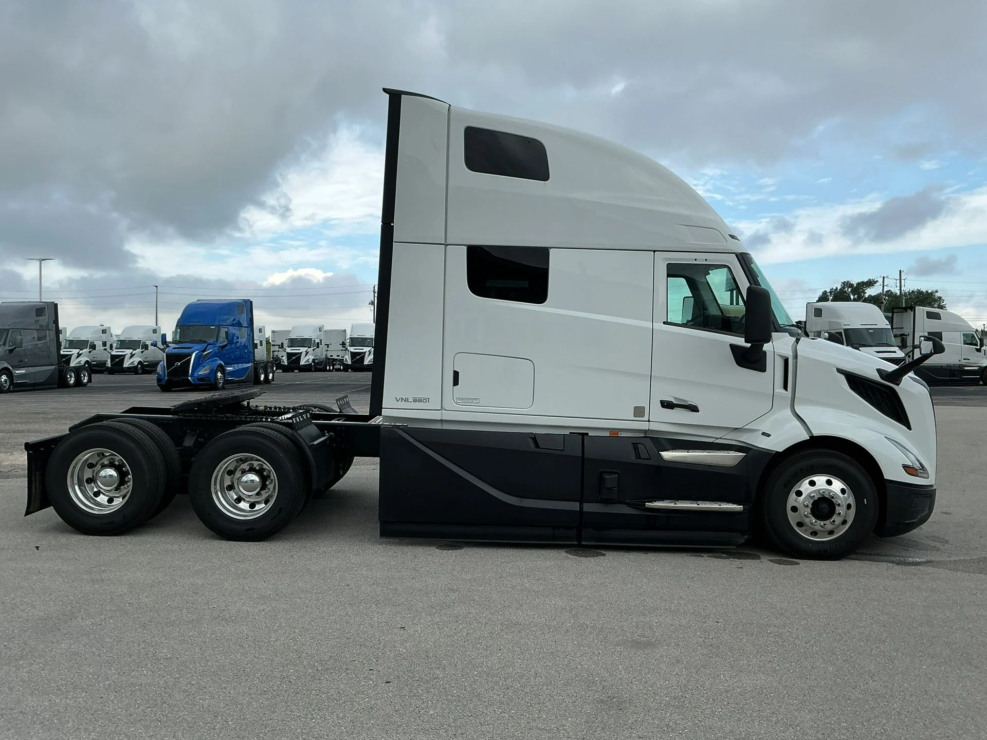 2026 Volvo VNL 860 in Indianapolis, IN — photo 4