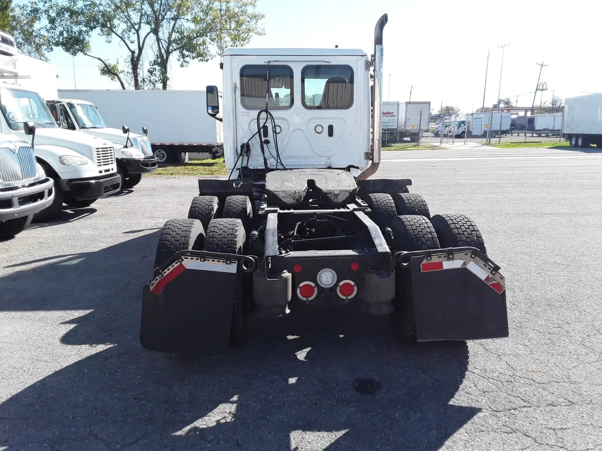 2021 Freightliner Cascadia - image 5