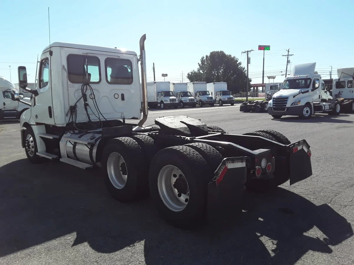 2021 Freightliner Cascadia in La Vergne, TN — photo 6