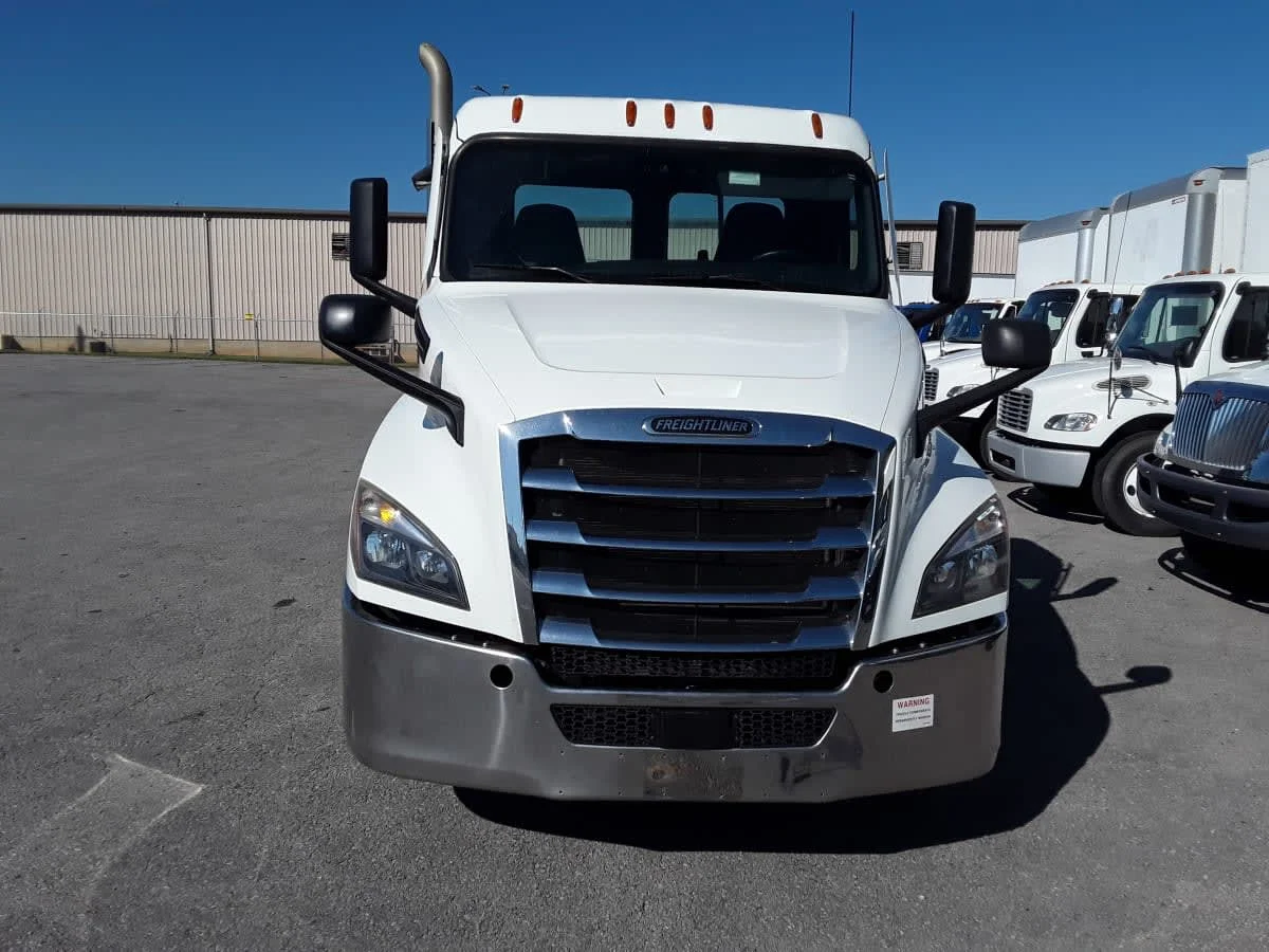 2021 Freightliner Cascadia in La Vergne, TN — photo 2