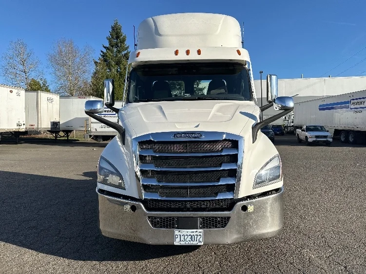 2021 Freightliner Cascadia in Wilsonville, OR — photo 2