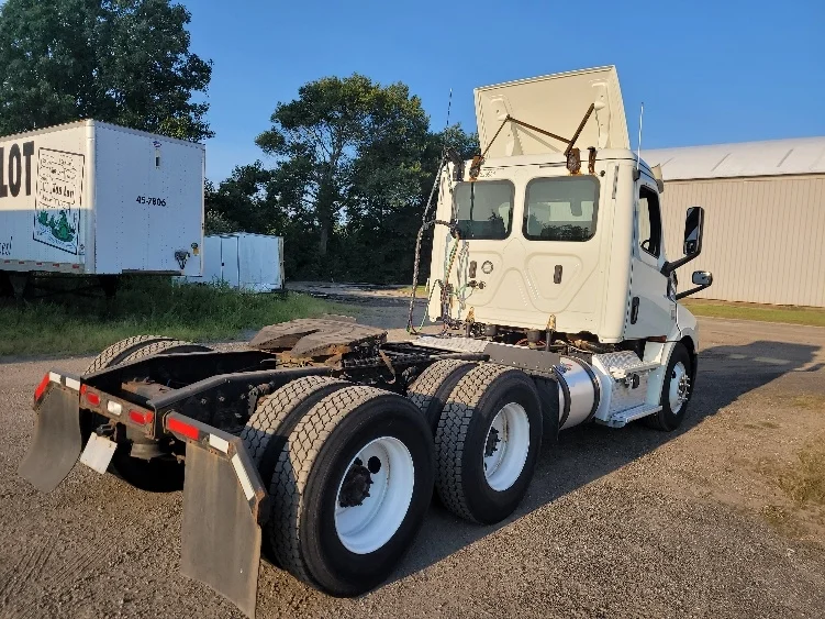 2019 Freightliner Cascadia in New Bedford, MA — photo 7
