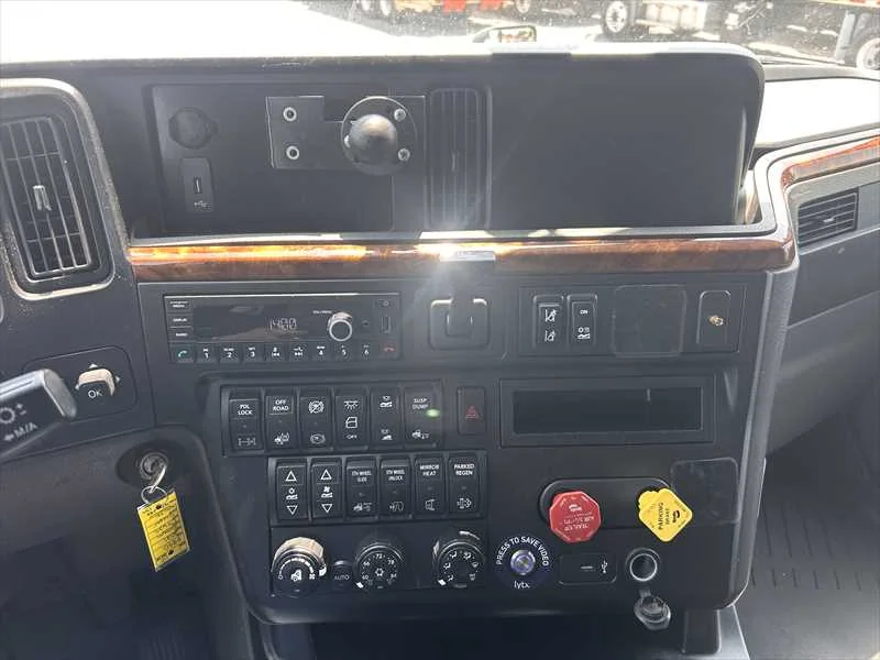 2021 International LT in Springfield, MO — photo 14