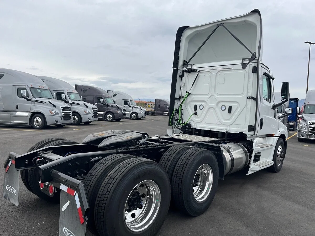 2027 Freightliner Cascadia - image 5