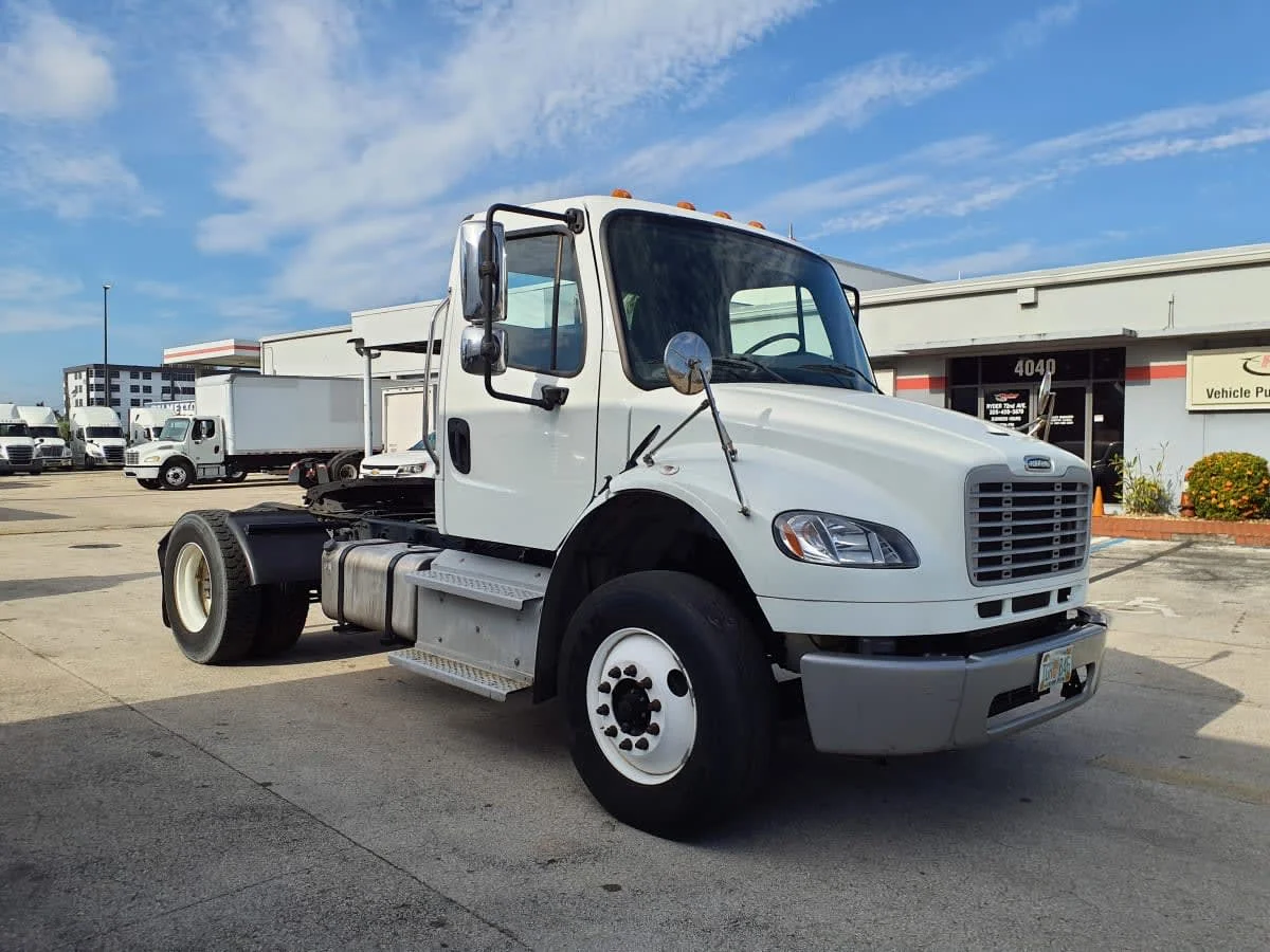 2018 Freightliner M2 106 in Miami, FL — photo 3