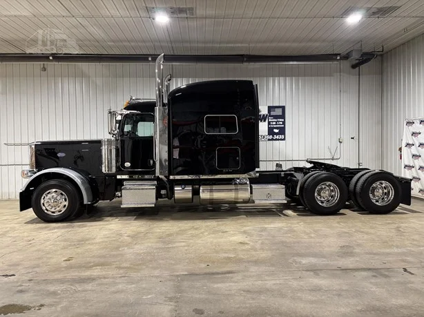 2019 Peterbilt 389 - image 4