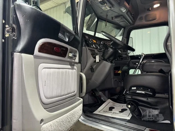 2019 Peterbilt 389 - image 13