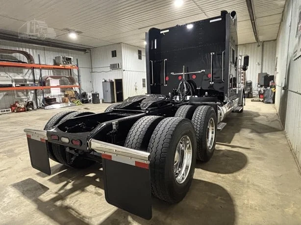 2019 Peterbilt 389 - image 6