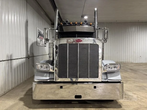 2019 Peterbilt 389 - image 3