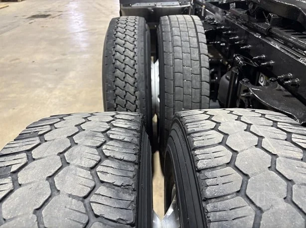 2019 Peterbilt 389 - image 8