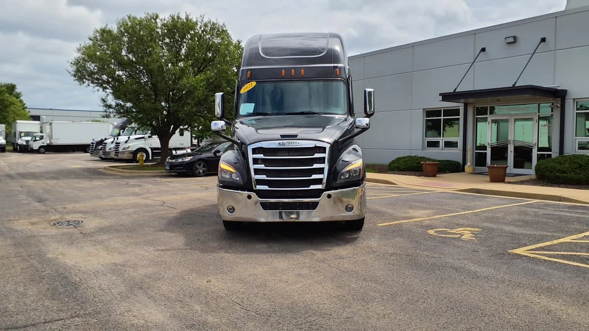 2021 Freightliner Cascadia in Bolingbrook, IL — photo 2