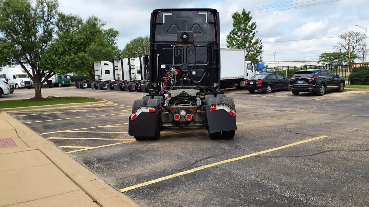 2021 Freightliner Cascadia in Bolingbrook, IL — photo 5