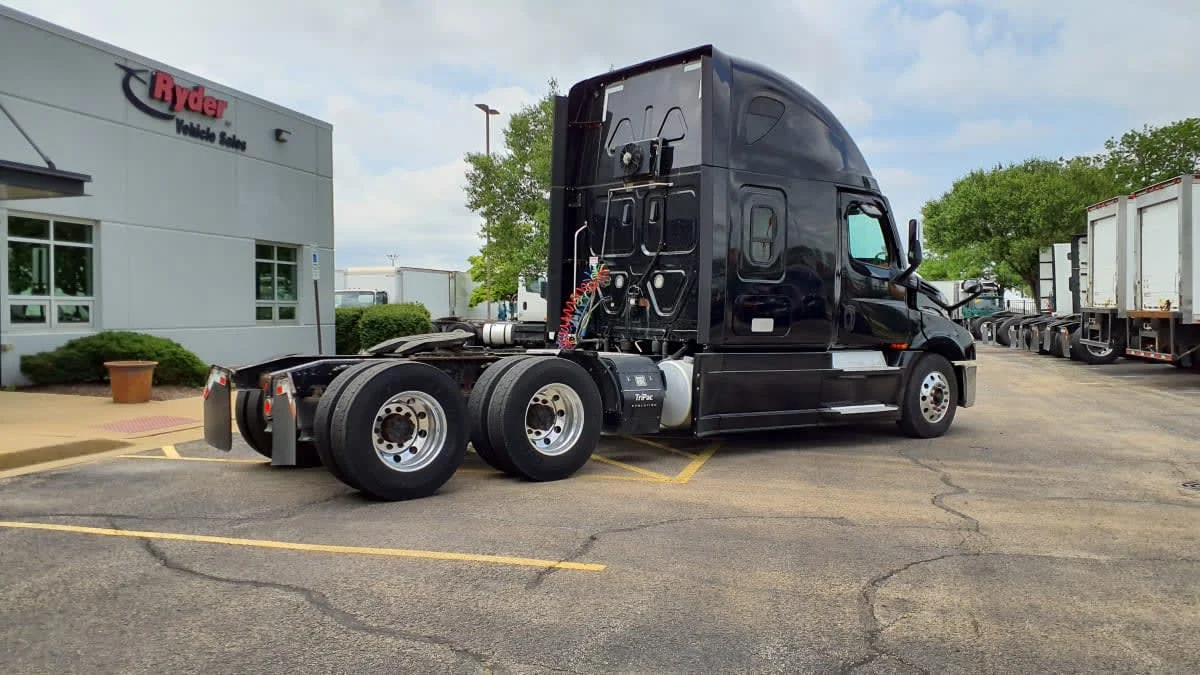2021 Freightliner Cascadia in Bolingbrook, IL — photo 4