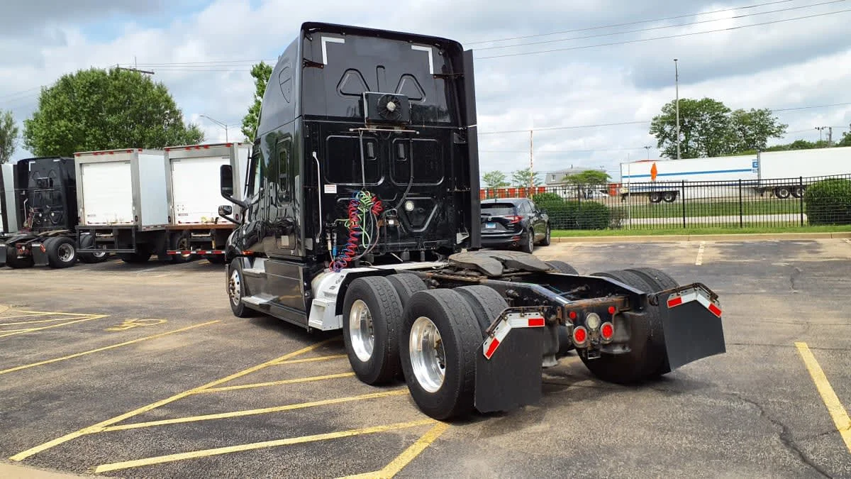 2021 Freightliner Cascadia in Bolingbrook, IL — photo 6