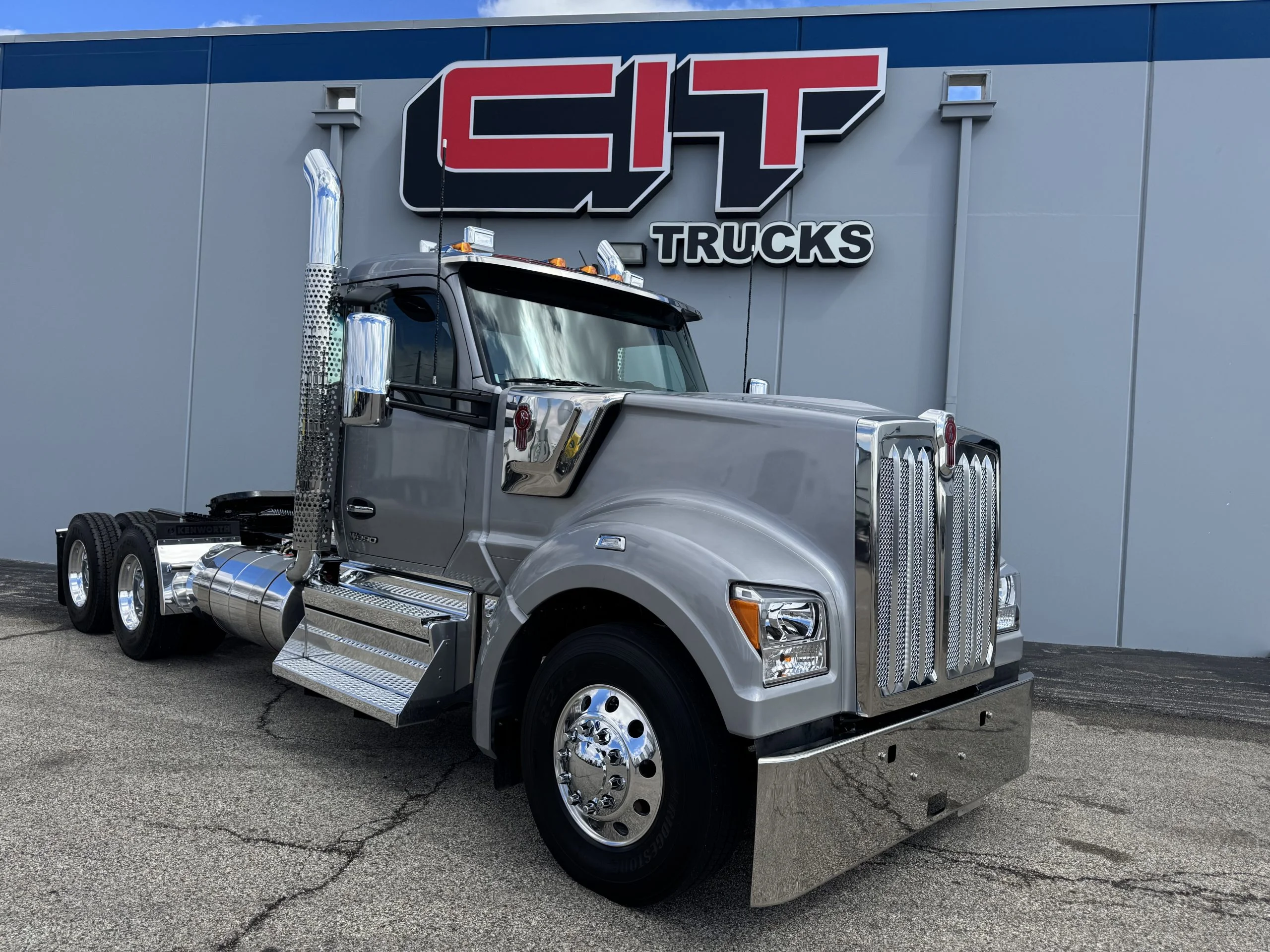 2027 Kenworth W990 in Champaign, IL — photo 3