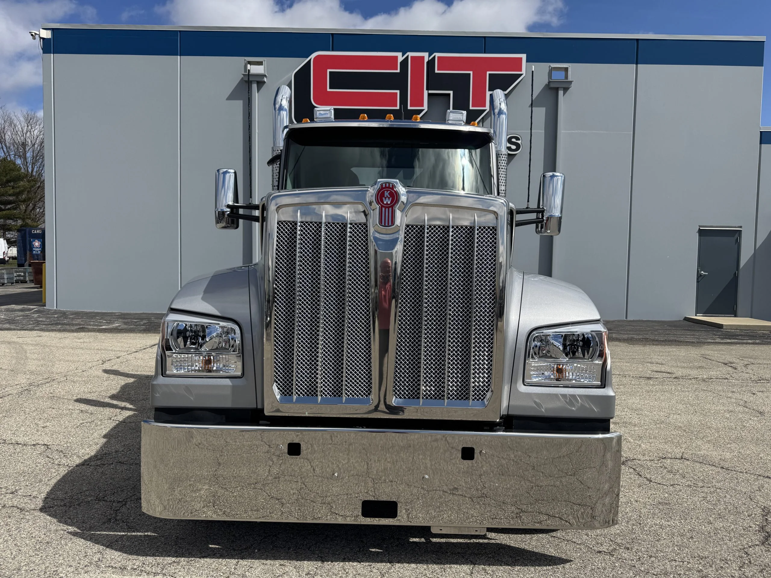 2027 Kenworth W990 in Champaign, IL — photo 2