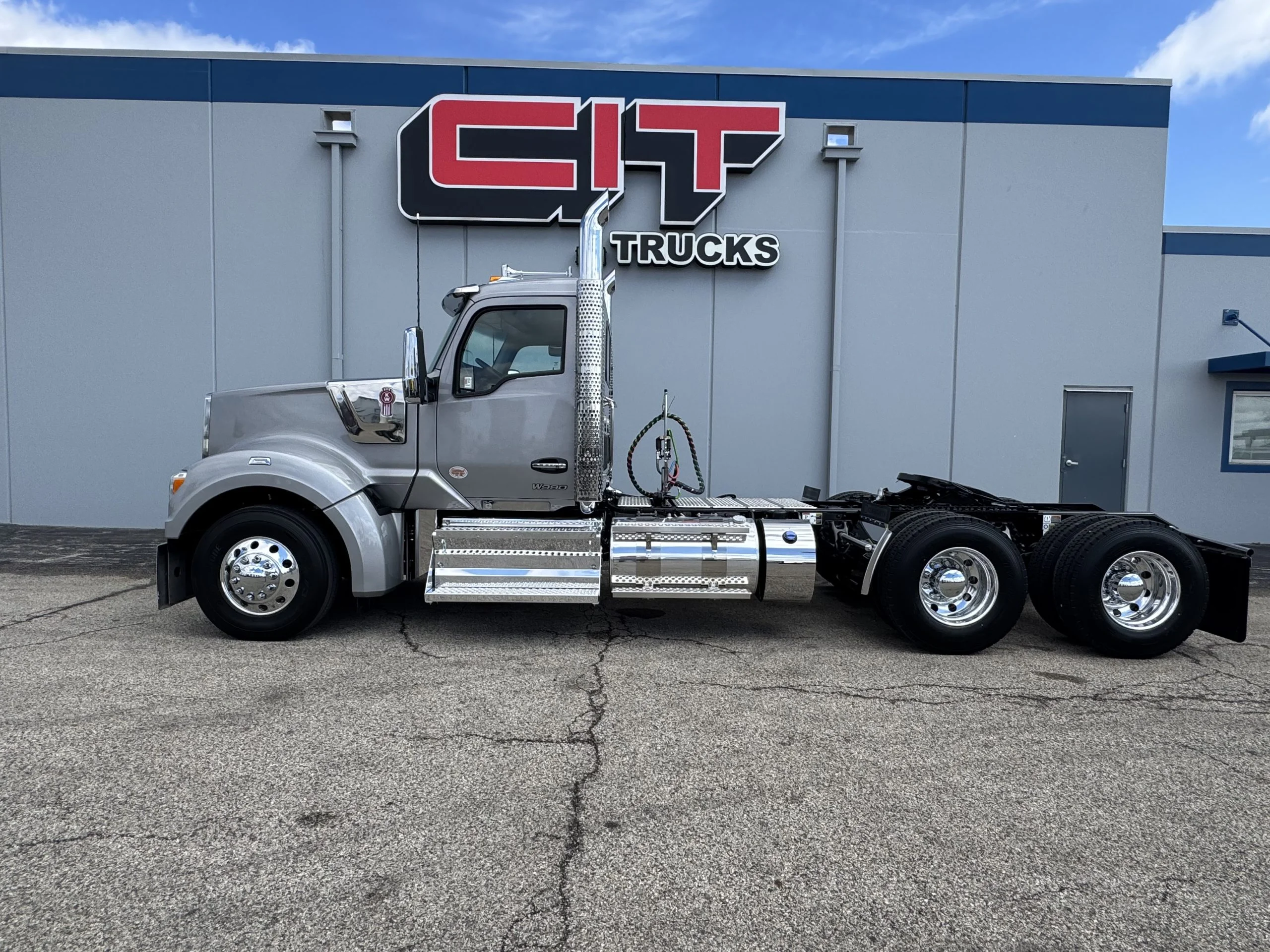 2027 Kenworth W990 in Champaign, IL — photo 6