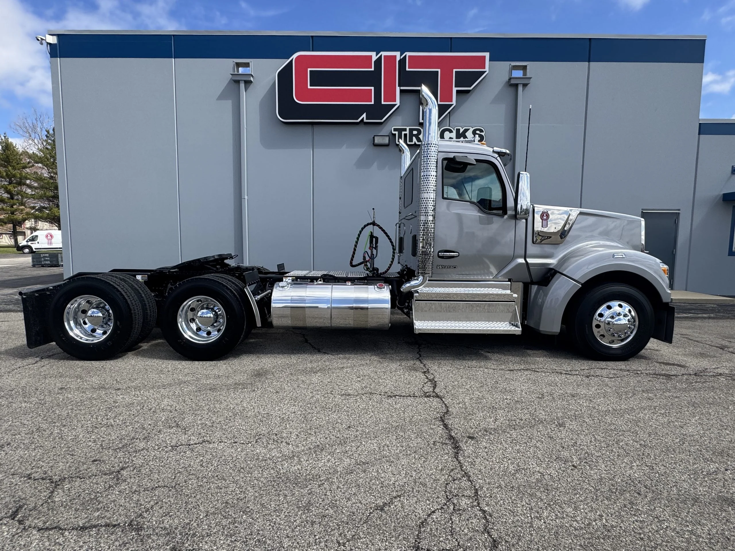 2027 Kenworth W990 in Champaign, IL — photo 4
