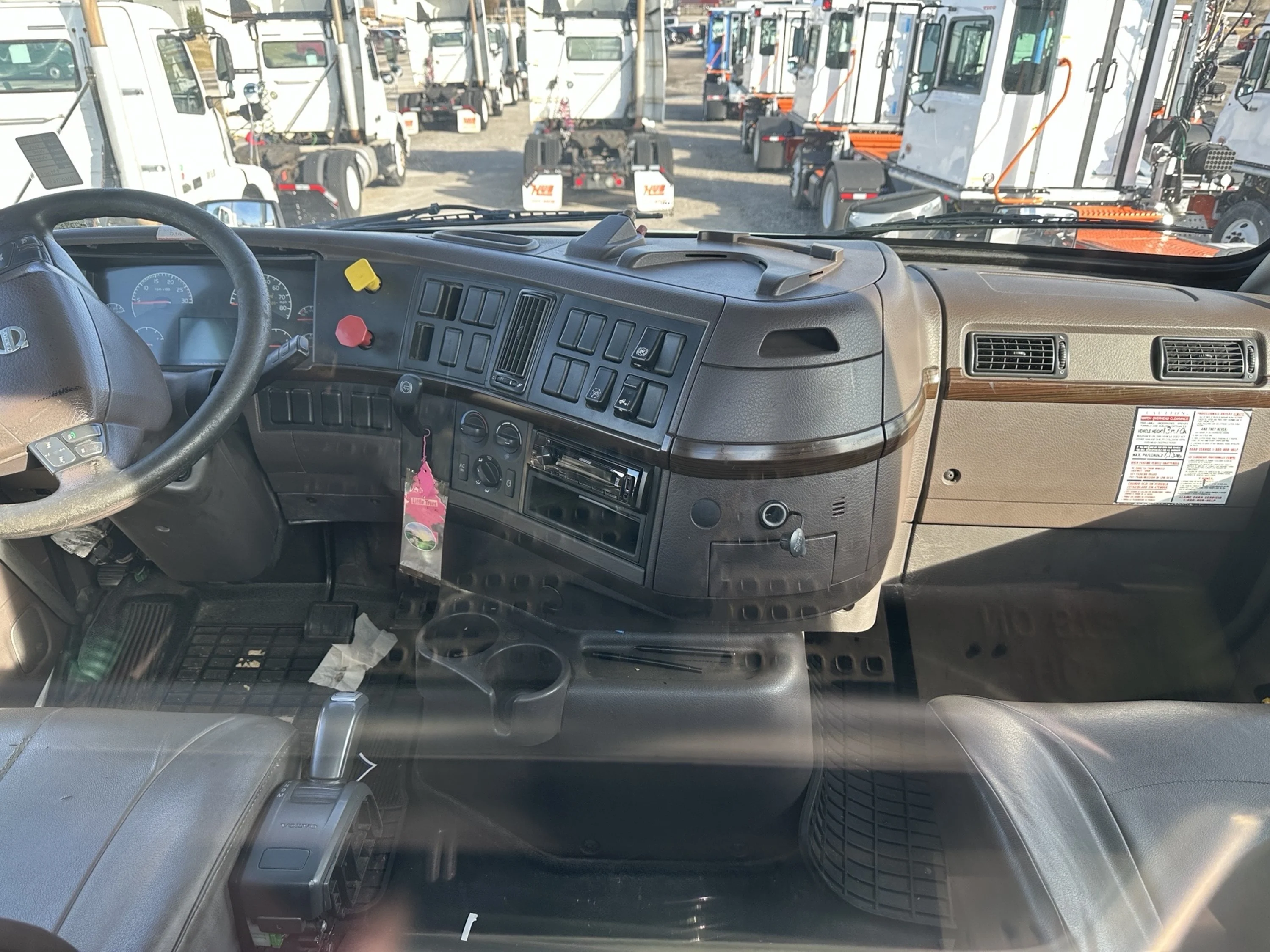 2016 Volvo - image 11