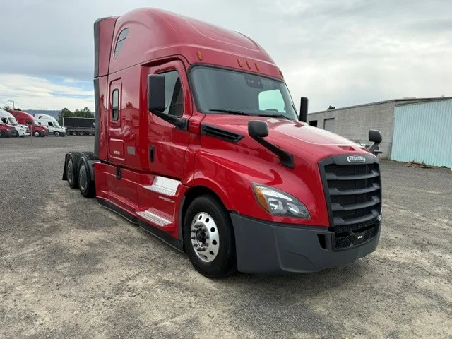 2022 Freightliner Cascadia - image 2