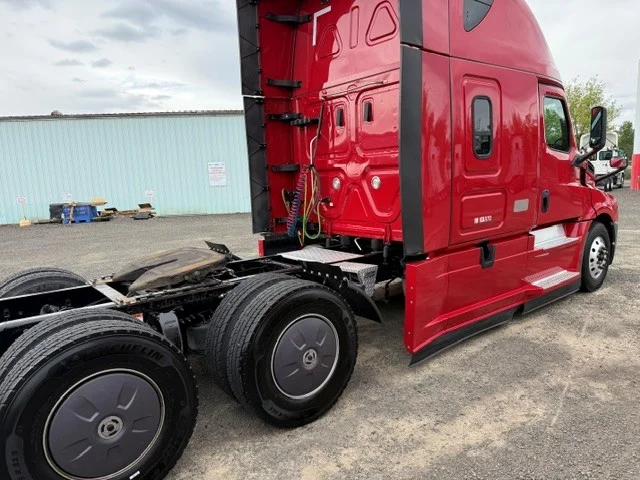2022 Freightliner Cascadia - image 3