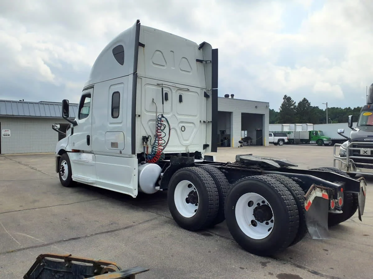 2020 Freightliner Cascadia in Oak Creek, WI — photo 6