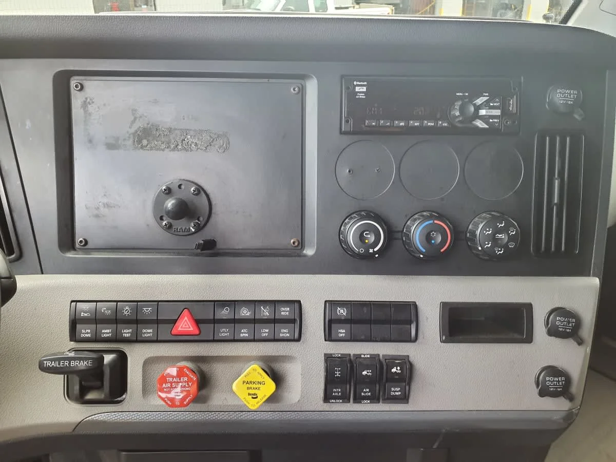 2020 Freightliner Cascadia in Oak Creek, WI — photo 11