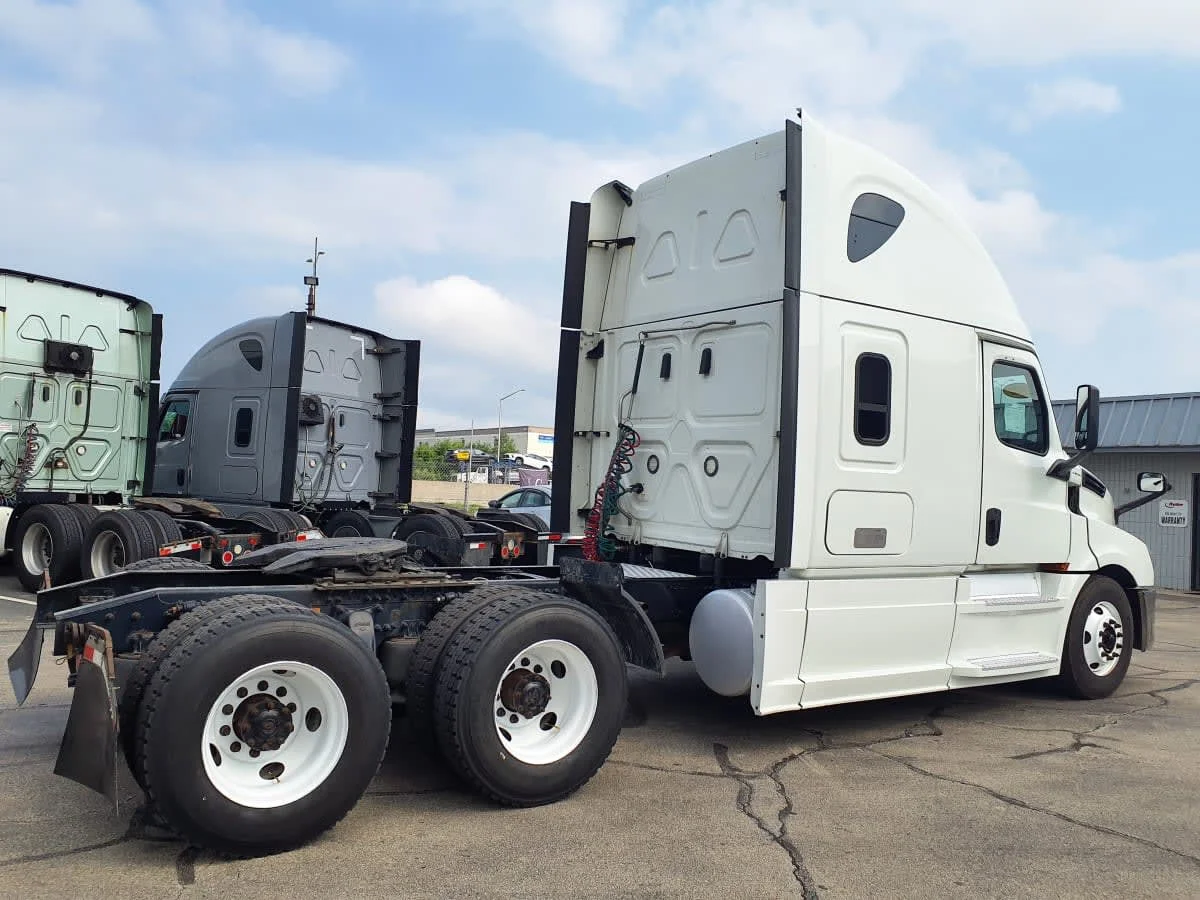 2020 Freightliner Cascadia in Oak Creek, WI — photo 4
